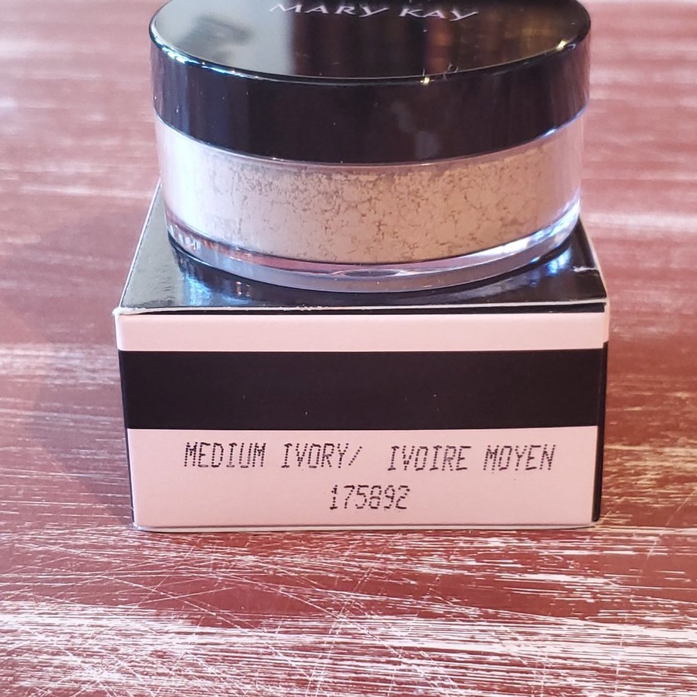 Medium Ivory Mary Kay Silky Setting Powder - NIB